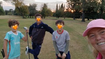 La vecina de Mendiolaza que enseña golf y valores