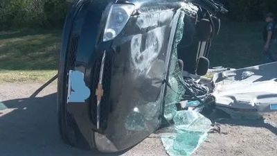 Nuevo accidente en la E53: un auto volcó en la rotonda de Mendiolaza y hubo dos heridos